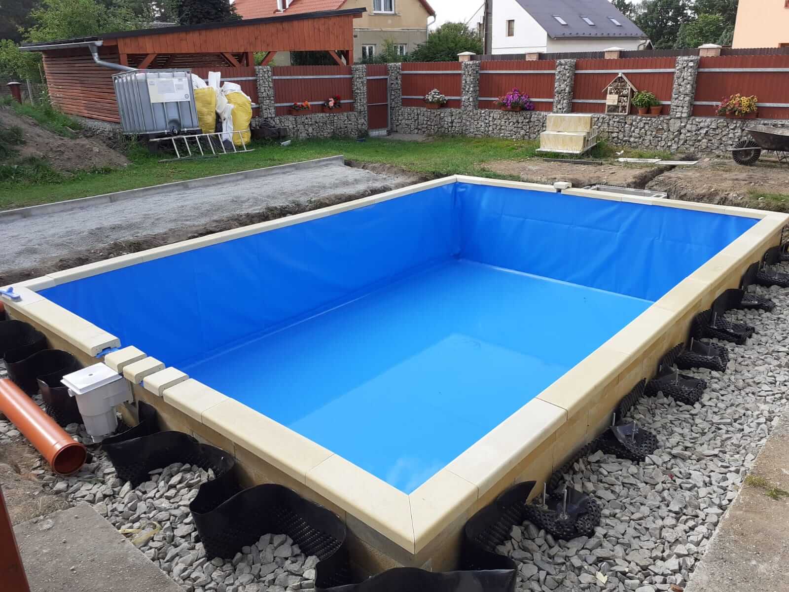 Vizualizace obdélníkového bazénu z řezaného kamene.