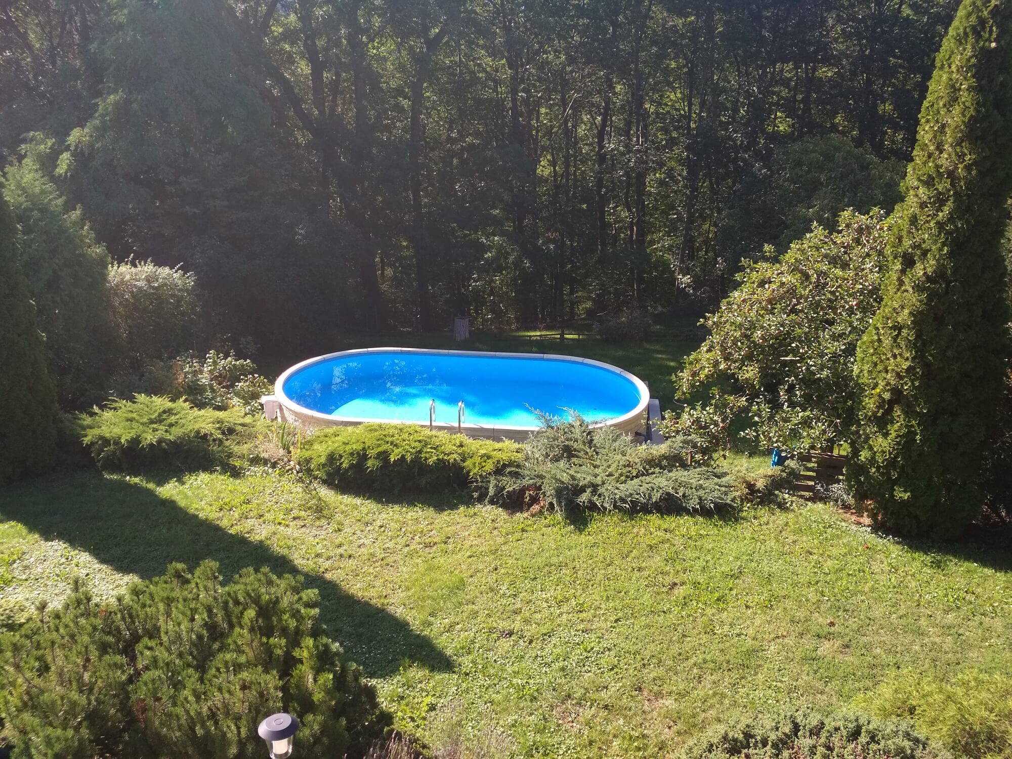 Vizualizace oválného bazénu z čtípaného kamene.